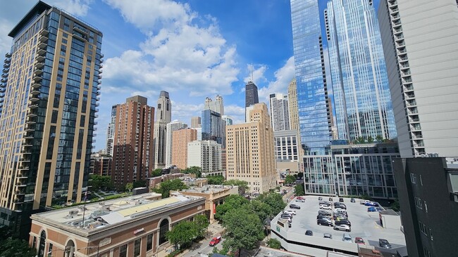 Building Photo - 744 N Clark St