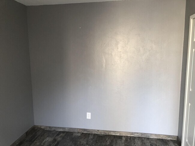 Building Photo - 2601 W Broadway Blvd