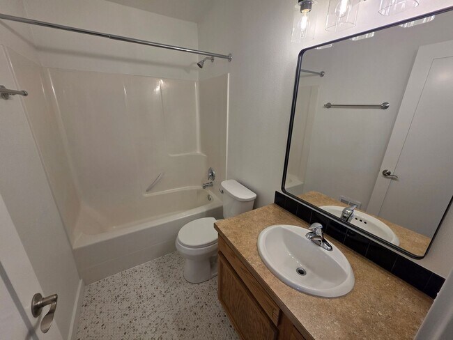 Building Photo - Beautifully Remodeled townhome on the south hill