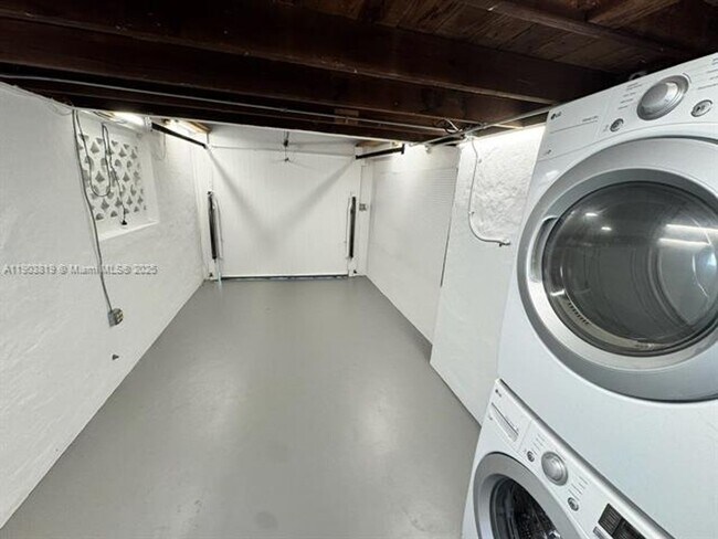 Building Photo - 2210 SW 25th St