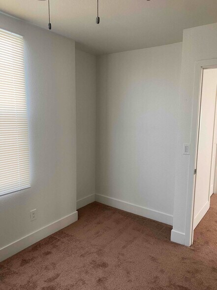 Building Photo - 730 S 46th St