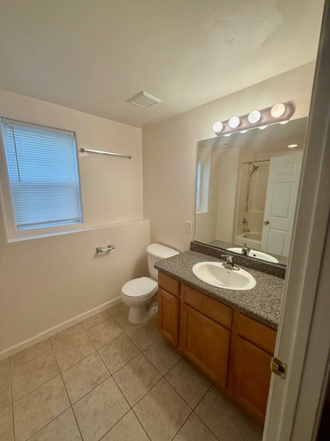 Building Photo - Spacious 4 Bed / 3 Bath Duplex on 1 Acre –...