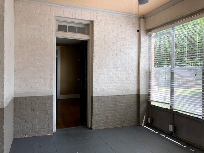 Building Photo - ROMANTIC DETAILS & a Cottage Feel! 3 Bedro...