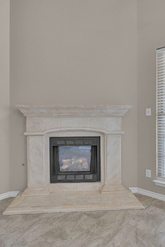 Building Photo - "Luxurious 4-Bedroom, 2.5 Bath Retreat wit...