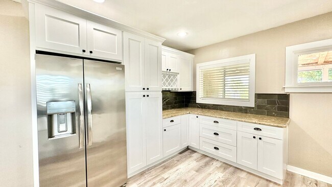 Building Photo - Lovely Single-Story Country Home on Wide Open Space with Detached Garage Space!