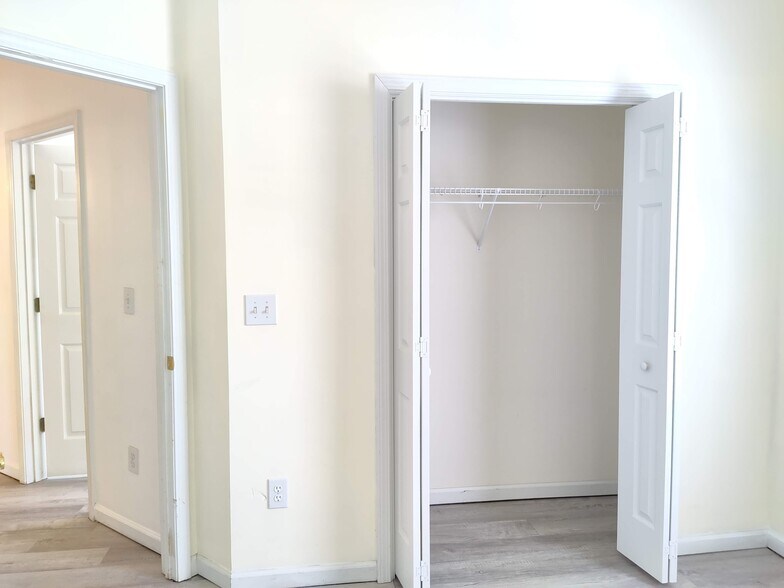 Building Photo - 529 Foxglove Ct