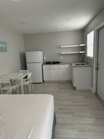 Building Photo - 3204 Delray Dr