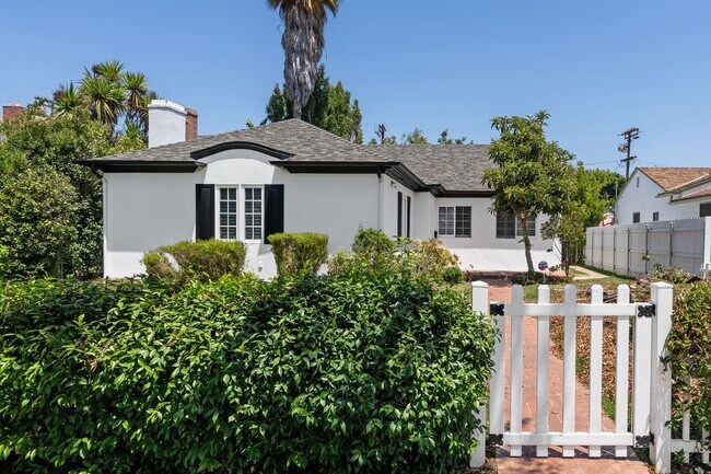 Building Photo - Designer-Done 3 Bed + 3 Bath in Prime Beve...