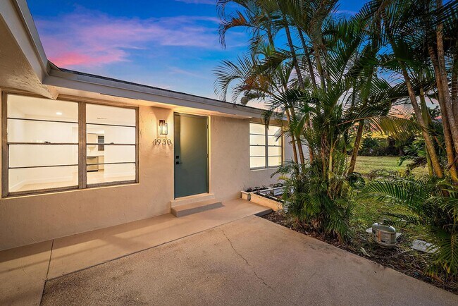 Building Photo - 1926 Service Rd