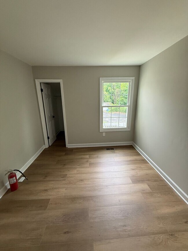 Building Photo - 5853 Suitland Rd