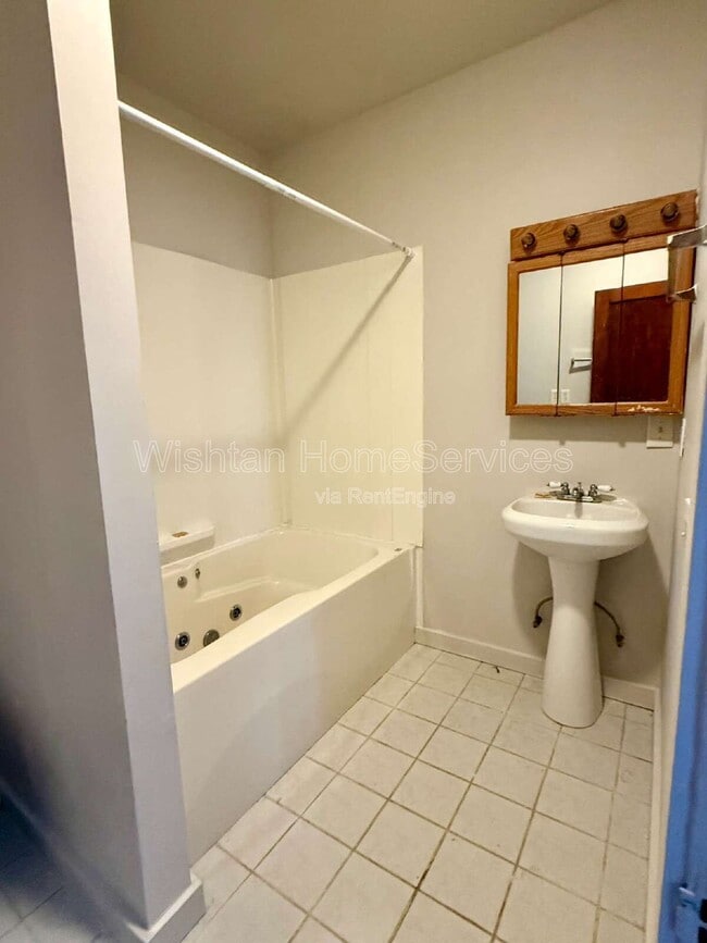 Building Photo - 530 W Orchard Dr