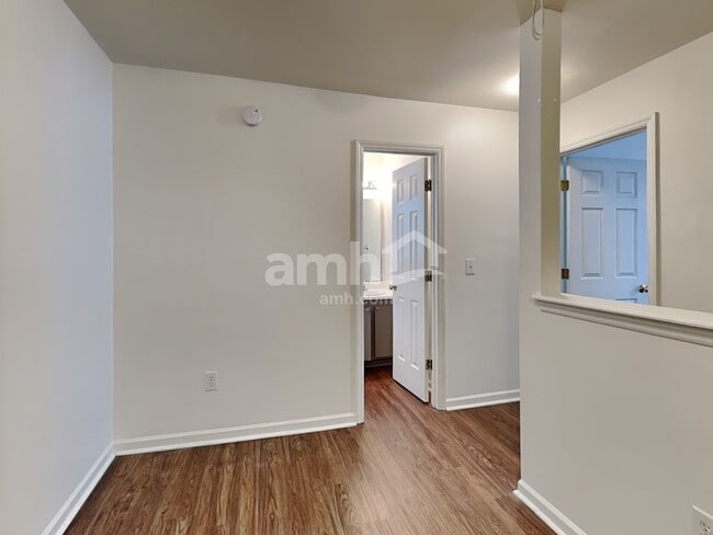 Building Photo - 704 Marjam Ln
