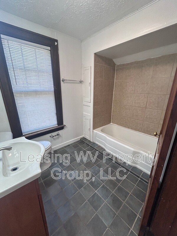 Building Photo - 5722 Stiles Dr