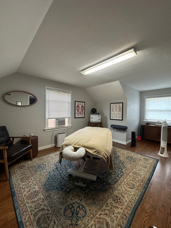 Building Photo - 932 Robinson St