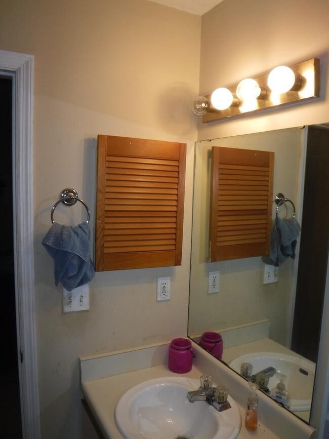 Building Photo - 2 BR / 2 BA Single Family Home in Renegade...