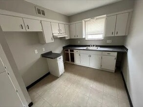 Building Photo - Spacious 2BD near downtown Columbus with parking, W/D hookups & secured access. Updated kitchen, ...