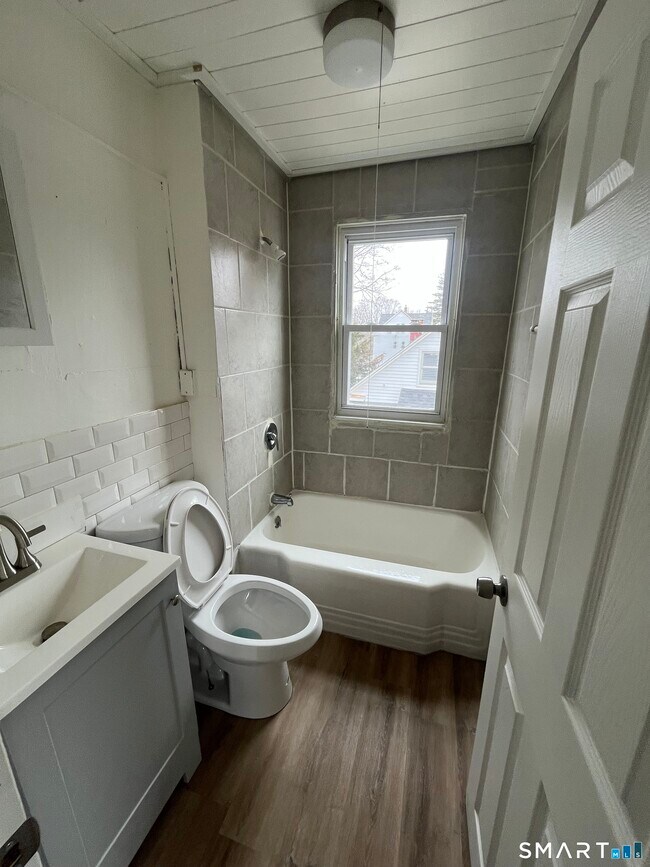 Building Photo - 11 Roosevelt Ave