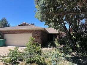 Building Photo - Beautiful home with amazing views and larg...