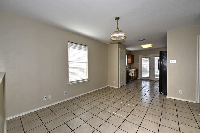 Building Photo - GREAT LOCATION: 1604 & SHAENFIELD | 3 BEDS | 2 BATHS | MOVE IN READY