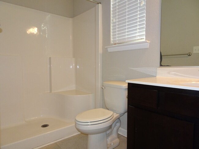 Building Photo - 4 Bedroom 3.5 Bath 3 Story Townhome for Re...