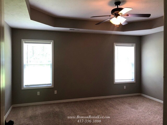 Building Photo - Over 2,000 sqft on one level