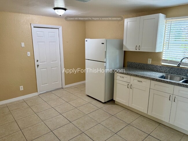 Building Photo - Single Family Home