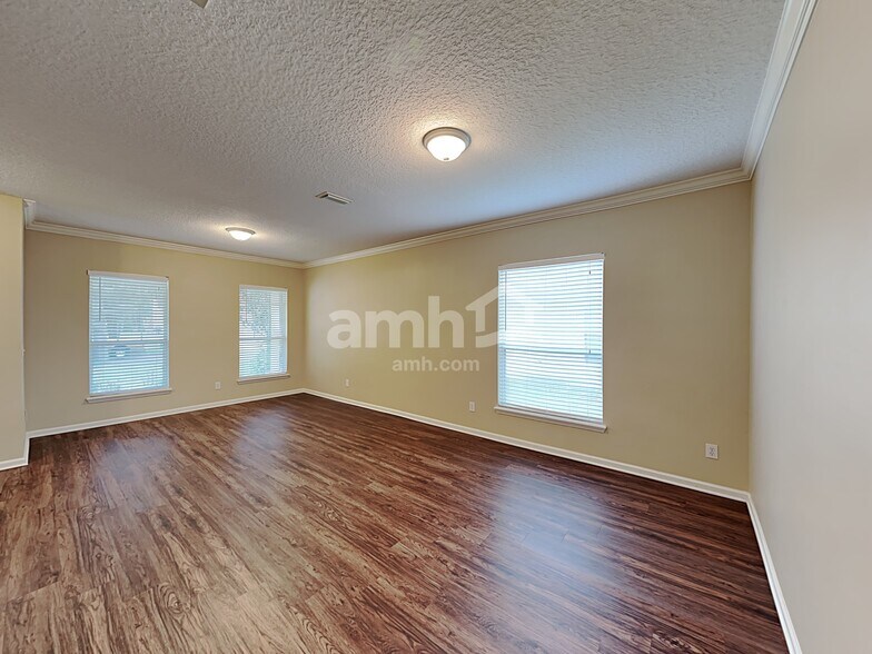 Building Photo - 456 Evergreen Way