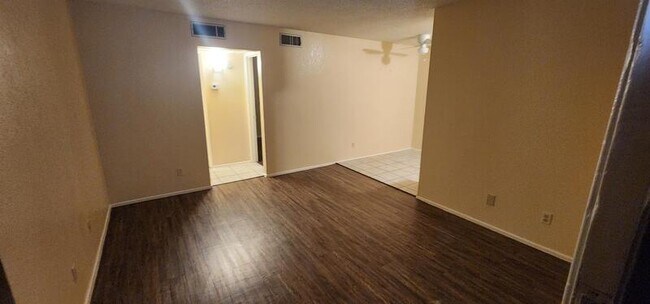 Building Photo - 2843 E 17th St