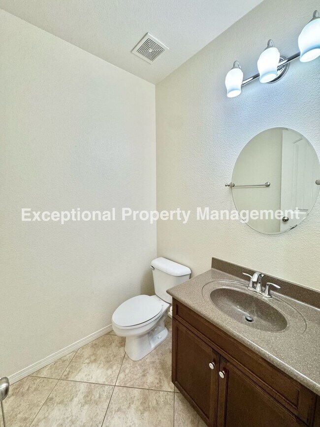 Building Photo - Beautiful 3 bedroom 3 bathroom single stor...