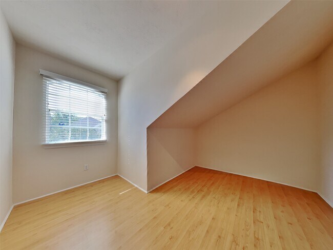 Building Photo - 1127 Enclave Square E