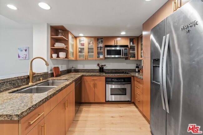 Building Photo - 13700 Marina Pointe Dr