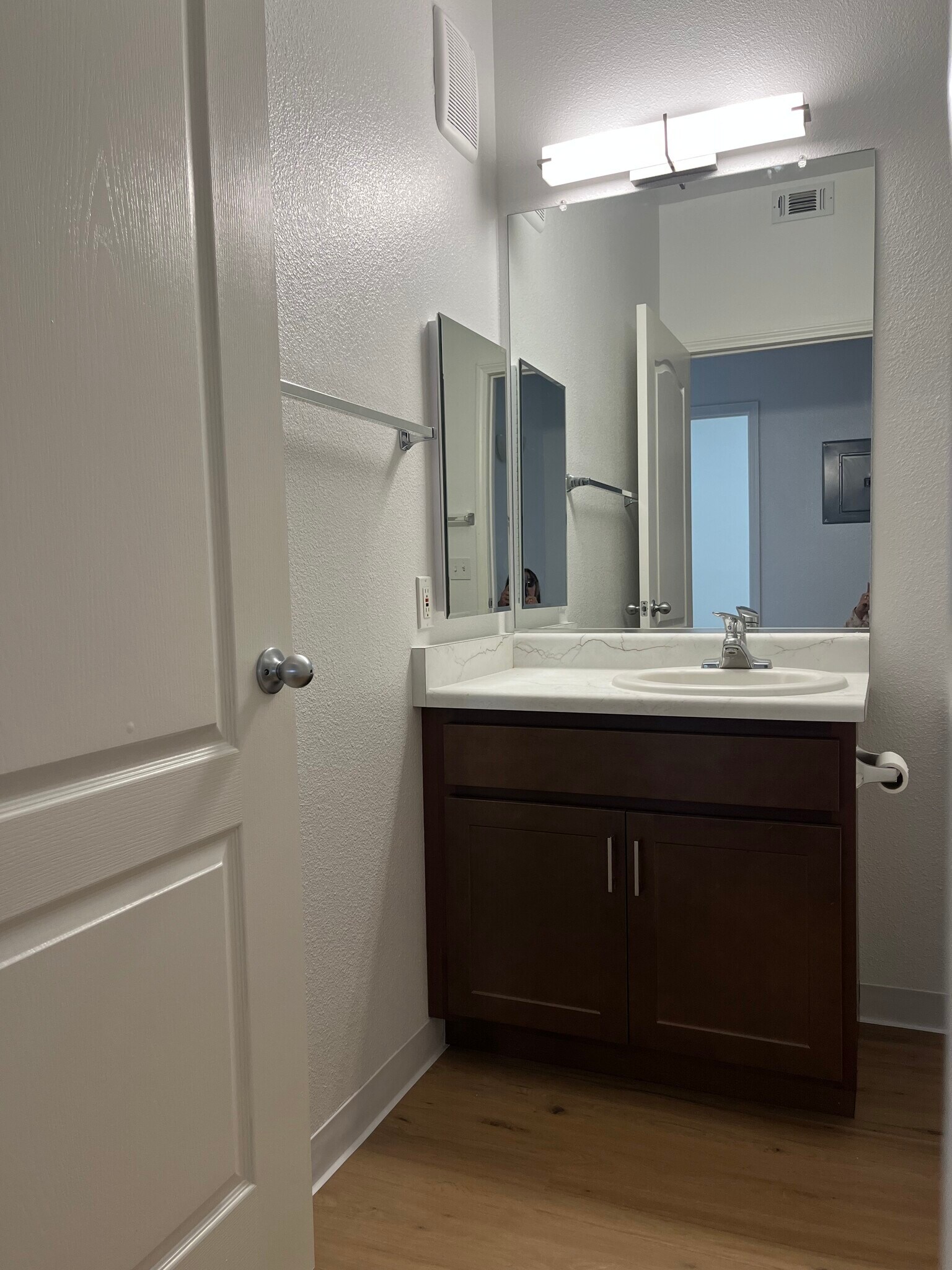 Building Photo - 6850 Sharlands Ave