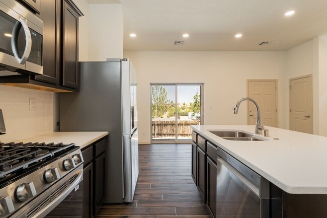Building Photo - 3 Bedroom Santa Fe Townhouse