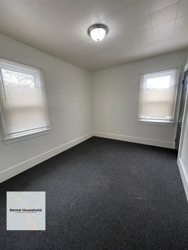 Building Photo - Huge 4 Bedroom Colonial