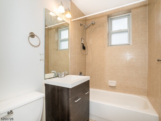 Building Photo - 48 Elm St