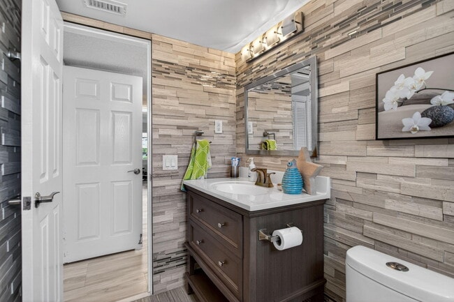 Building Photo - 999 N Riverside Dr