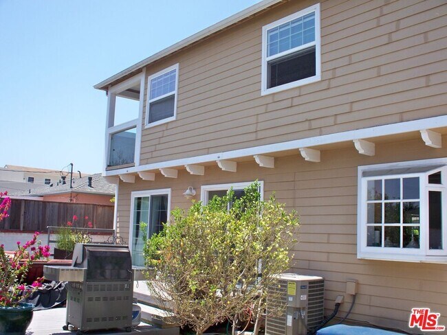 Building Photo - 12566 Woodbine St