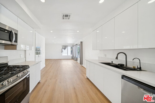 Building Photo - 919 S Sherbourne Dr