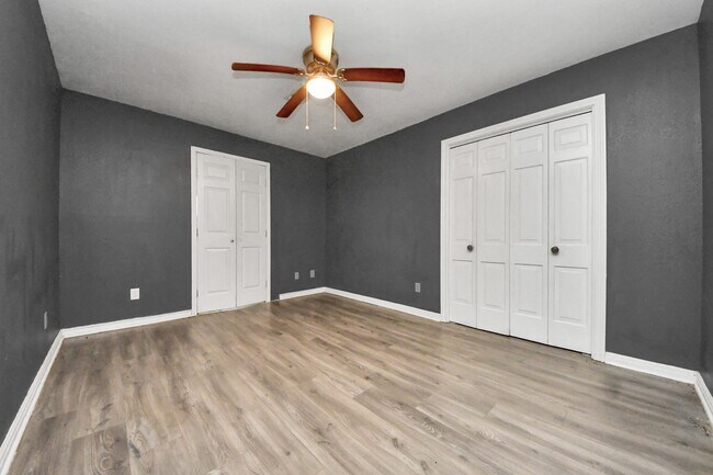 Building Photo - 5001 Glenhaven Dr