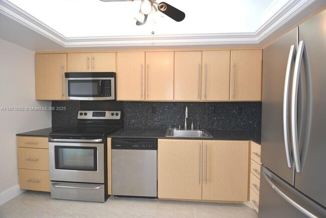 Building Photo - 3701 N Country Club Dr