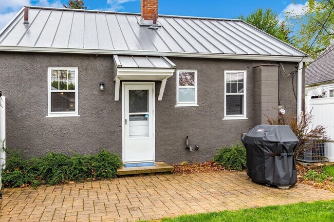 Building Photo - 230 E Royal Forest Blvd