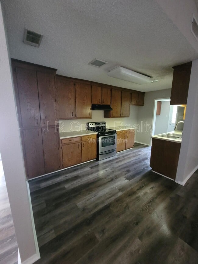 Building Photo - 2225 Charboneau Dr