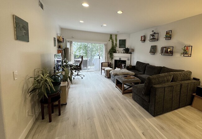 Building Photo - 3645 Cardiff Ave