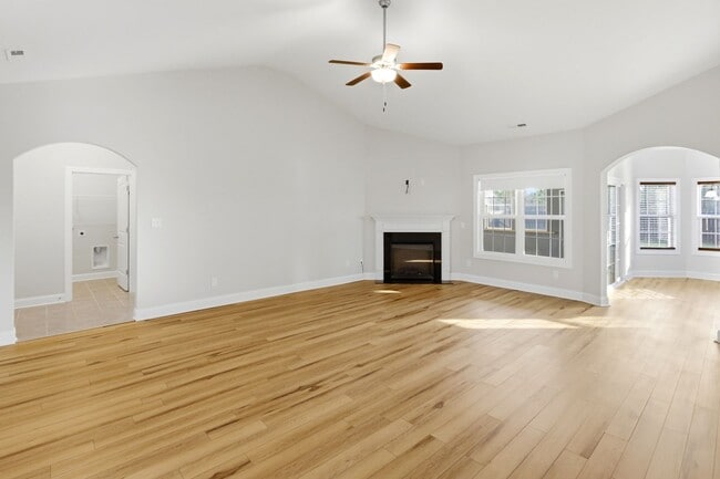 Building Photo - Spacious Living in Stateside – Comfort, Style & Convenience!