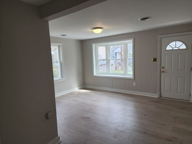 Building Photo - Updated and Remodeled 2 Bedroom, 1 bath in Desirable Location!