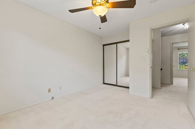 Building Photo - Pet Friendly Pearl City Townhouse with A/C
