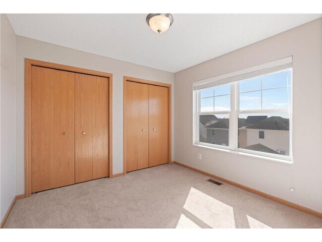 Building Photo - Sparkling Like-New 3 Bedroom Plus Office/L...
