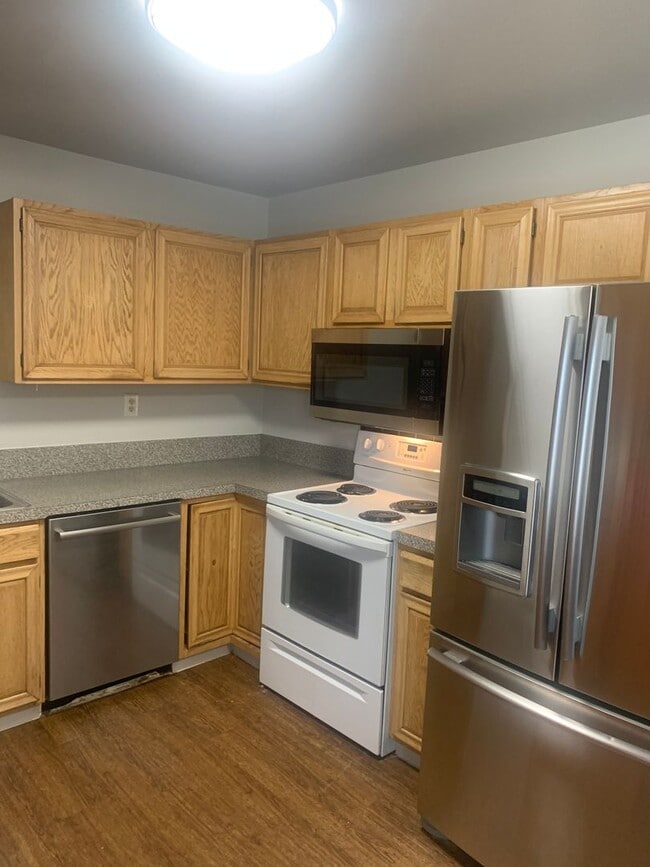 Building Photo - 3 BEDROOM, 2 BATHROOM SINGLE FAMILY HOME WITH 2 CAR ATTACHED GARAGE