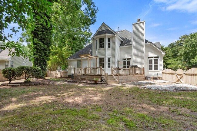 Building Photo - 5BR/3BA with Fresh Paint and New Carpet in...