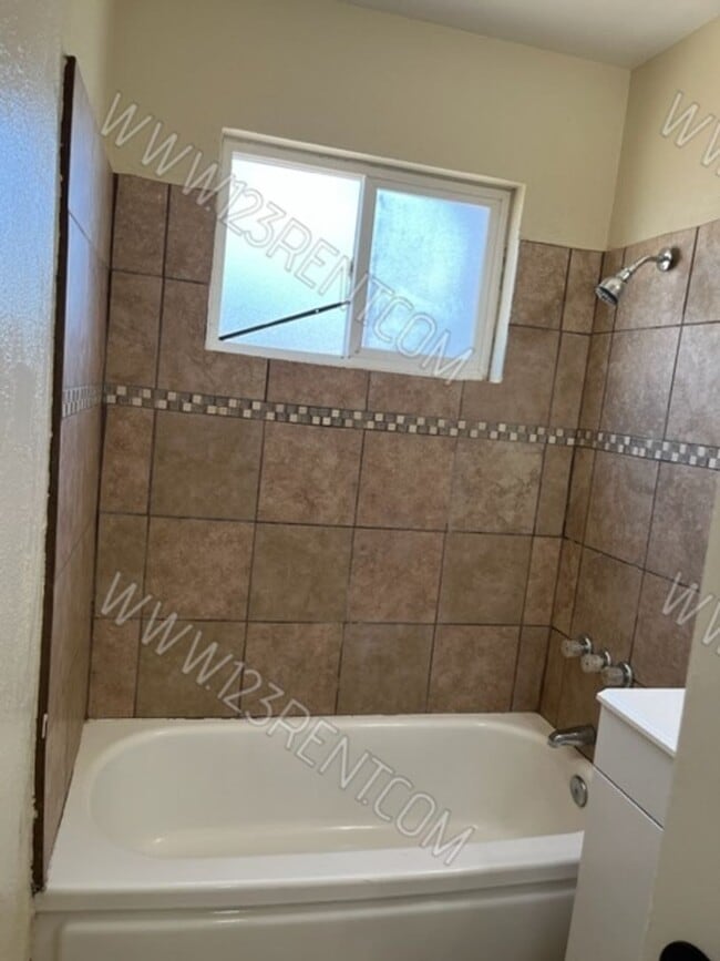 Building Photo - WEST LANCASTER 2BD/1BTH DUPLEX w/ BACKYARD